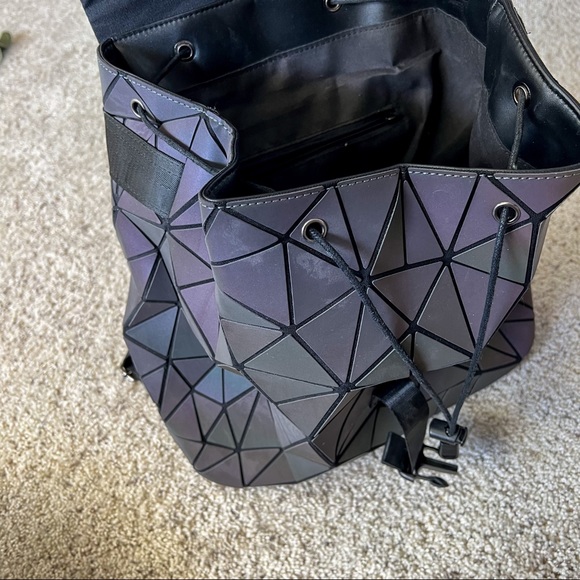 BESUURAN Geometric Luminous Holographic Reflective Backpack - Picture 8 of 13